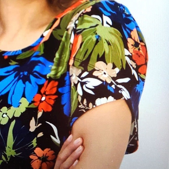 Anne Klein tulip sleeve top - Picture 3 of 7